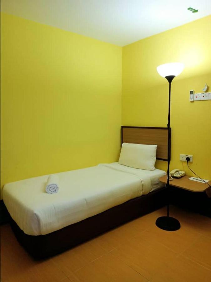 Hotel Zamburger Airport Kota Bharu Bagian luar foto